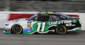 由 Leaf Filter 贊助的 NASCAR 賽車在賽道上飛馳。 — 桌面 壁紙