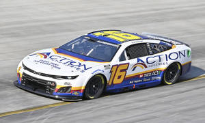 一輛 #16 Action Industries NASCAR 賽車在賽道上高速行駛。 — 極限運動 壁紙