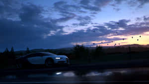 白色Bugatti在潮濕道路上疾馳，伴隨著黃昏的熱氣球。 — 電玩遊戲 GIF 壁紙