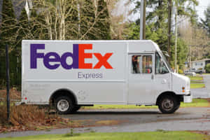 白色FedEx送貨車停在潮濕的郊區街道上，有光禿禿的樹木。 — 聯邦快遞 壁紙