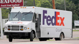 FedEx送貨車停在海鮮餐廳招牌附近。 — 聯邦快遞 壁紙