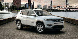 日落時分，白色Jeep Compass停泊在城市海濱碼頭。 — 桌面 壁紙