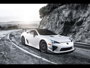 白色Lexus LFA在蜿蜒的山路上（黃昏時分）。 — 凌志 壁紙