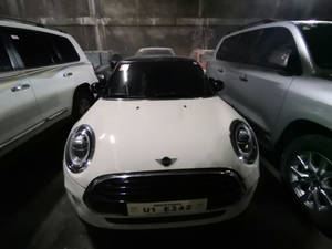 白色Mini Cooper停放在混凝土地下停車場，旁邊有其他汽車。 — 白色美學動圖 壁紙