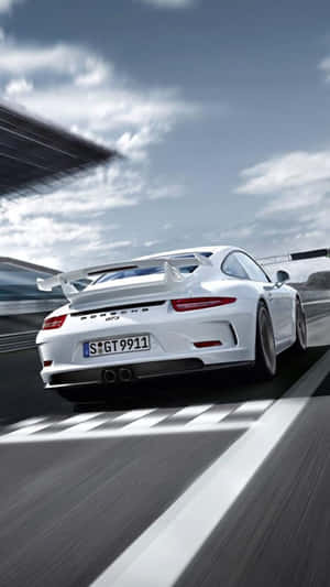 白色保時捷911 GT3在賽道上以動態模糊效果疾馳。 — 保時捷 911 壁紙
