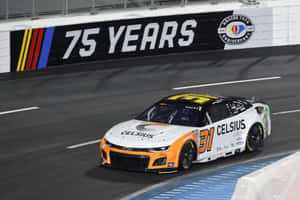 NASCAR賽車編號31在夜間賽道上飛馳。 — 消防車 壁紙