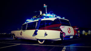 Ghostbusters Ecto-1汽車夜間帶發光燈光停放。 — 魔鬼剋星 壁紙
