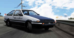 白色和藍色的豐田AE86在陽光明媚的道路上漂移，帶有動態模糊。 — JDM風格 壁紙