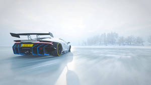 白色和藍色跑車在冬季白雪覆蓋的冰凍湖面上飄移。 — 電玩遊戲 GIF 壁紙