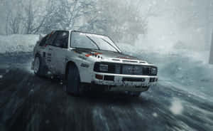 白色拉力賽車在冬季雪林中奔馳。 — 電玩遊戲 GIF 壁紙