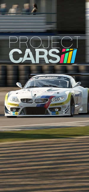 白色寶馬賽車在賽道上疾馳，帶有動態模糊和「Project Cars」標誌。 — Pixel 7a 壁紙