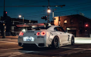 夜間停放在城市街道十字路口的白色改裝日產GT-R。 — 跑車 壁紙