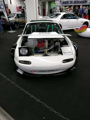 白色改裝MX-5在車展中展示引擎 — 馬自達 壁紙