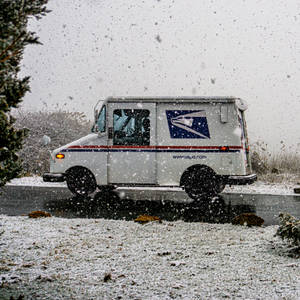 USPS郵政車在冬季雪路上行駛 — 卡車 壁紙