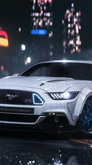 白色Mustang ST停在夜晚潮濕的城市街道上，霓虹燈光反射。 — 電玩遊戲 GIF 壁紙