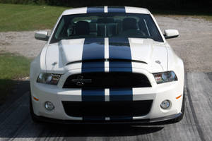 白色Shelby野馬帶藍色賽車條紋停在碎石上。 — 跑車 壁紙