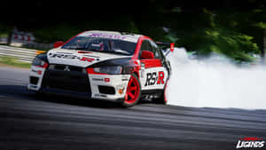 白色和紅色三菱Lancer Evolution在賽道上甩尾並冒煙。 — 7680x4320 壁紙