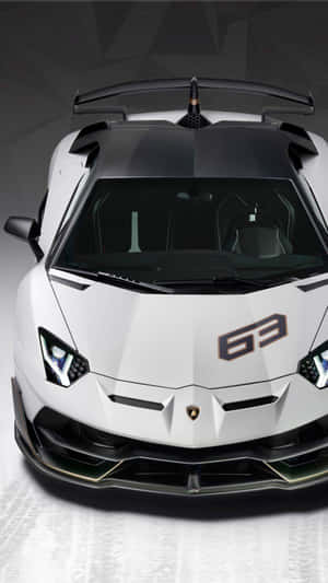 白色藍寶堅尼 Aventador SVJ，帶有黑色飾邊和「63」徽章，在攝影棚環境中。 — 跑車 壁紙