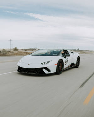 白色藍寶堅尼Huracán Spyder在沙漠高速公路上疾馳 — 跑車 壁紙