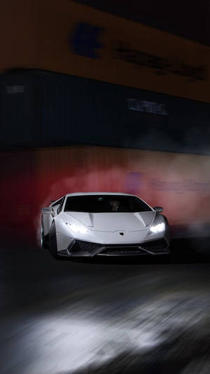 白色跑車在夜間飄移，帶有發光的車頭燈和紅色煙霧。 — Bugatti iPhone 壁紙