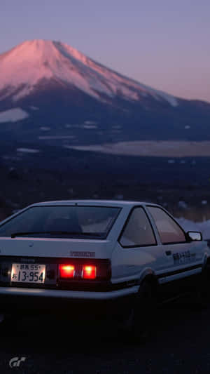 日落時分，白色豐田 Trueno 停在富士山前。 — 動漫汽車 壁紙