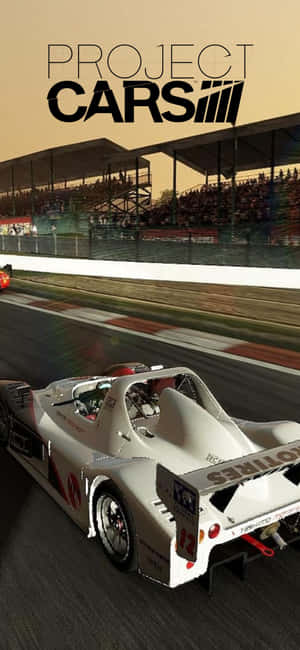 日落時分，賽道上白色賽車飛馳，看台上人群湧動。 — Galaxy S25 FE 壁紙
