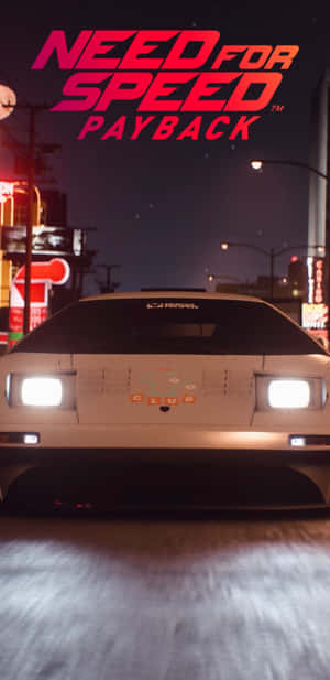 白色跑車在夜間穿過霓虹燈照亮的城市街道，在 Need for Speed Payback 中。 — Galaxy S10 壁紙