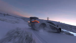 白色跑車在黃昏時分在雪中漂移，發出橙色光芒的燈光。 — 賽車 壁紙