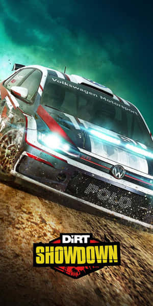 福斯越野賽車在Dirt Showdown中於綠色天空下在泥濘中奔馳。 — 18:9 壁紙
