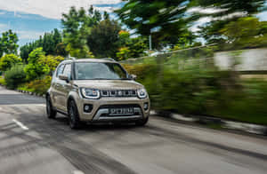 米色 SUV 在綠樹成蔭的道路上疾馳，帶有動態模糊效果。 — 汽車 壁紙