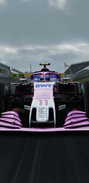 粉紅色和白色的 Formula 1 賽車在陰天下的賽道上比賽。 — 賽車 壁紙