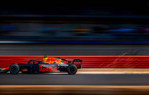 紅牛F1賽車夜間比賽，火花四濺，動態模糊。 — 馬克斯·維斯塔潘 壁紙