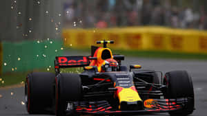紅牛F1賽車在賽道上疾馳，火花四濺 — 馬克斯·維斯塔潘 壁紙
