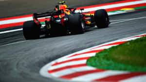 紅牛F1賽車在賽道上過彎，賽道邊緣有紅、白、綠三色路緣石。 — 馬克斯·維斯塔潘 壁紙