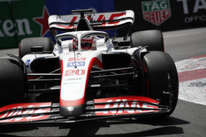 Haas 一級方程式賽車在賽道上進行日間比賽 — 中性 壁紙