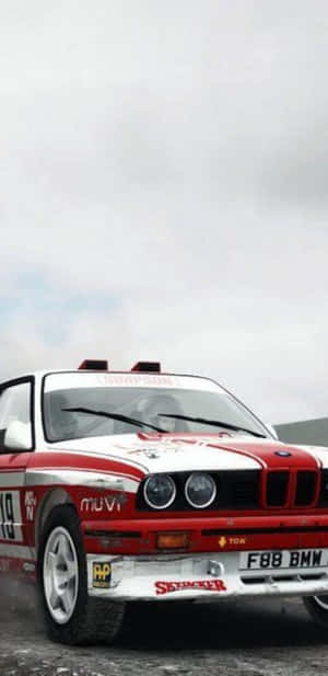 紅白拉力賽車在濕滑道路上於多雲天空下疾馳 — Pixel 4 壁紙