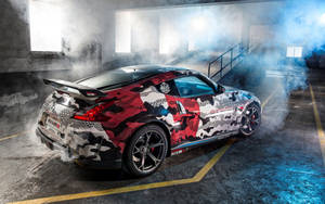 紅白黑迷彩日產370Z在煙霧瀰漫的混凝土車庫中飄移。 — 日產 壁紙