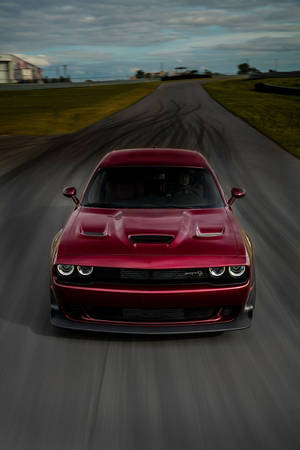 紅色 Dodge Challenger SRT Hellcat 在賽道上高速行駛並留下輪胎痕跡。 — 道奇挑戰者 壁紙