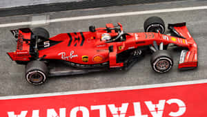 紅色法拉利F1賽車在帶有加泰隆尼亞標誌的賽道上。 — F1 2019 壁紙