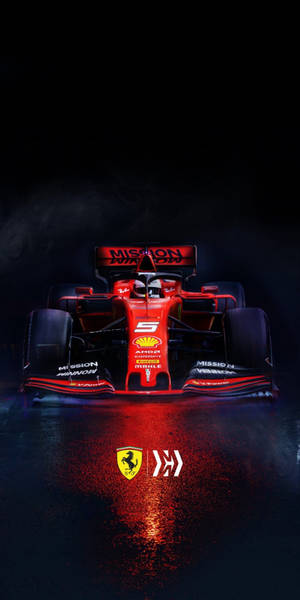 潮濕賽道上的紅色法拉利F1賽車，閃耀的燈光和煙霧