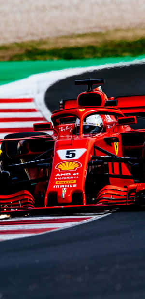紅色法拉利F1賽車在賽道上奔馳，帶有贊助商標誌 — 4K 法拉利 壁紙