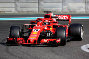 紅色法拉利F1賽車在日落時分的瀝青賽道上奔馳 — 4K 法拉利 壁紙