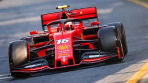 紅色法拉利F1賽車在日間比賽中在瀝青賽道上疾馳。 — 4K 法拉利 壁紙