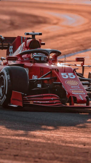 紅色法拉利F1賽車在日落時分的塵土賽道上奔馳。 — 賽車 壁紙