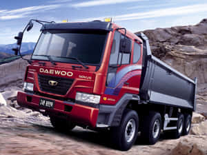白天在岩石山路上的紅色大宇傾卸車。 — 高清汽車 壁紙