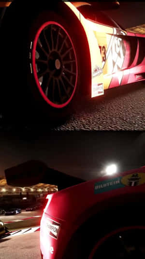 夜間賽道上的紅色賽車，帶有發光車輪和贊助商標誌。 — 賽車計畫 壁紙