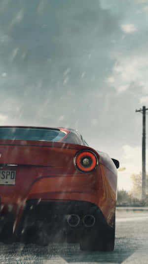 紅色跑車在黃昏雨中行駛，尾燈發光。 — 電玩遊戲 GIF 壁紙