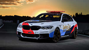 BMW M5安全車在日落時分的賽道上閃爍著燈光。 — 賽車 壁紙
