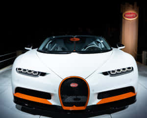 白色Bugatti跑車，帶橙色飾邊，在車展上展出。 — 布加迪 GIF 壁紙