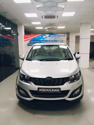 白色 Marazzo 汽車在乾淨的室內汽車經銷商展廳中展示。 — iPad Pro 13 壁紙